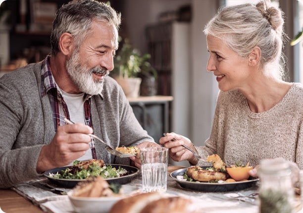 Mann und Frau essen am Tisch