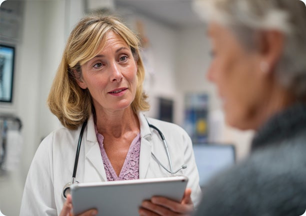 Aerztin spricht mit Patient