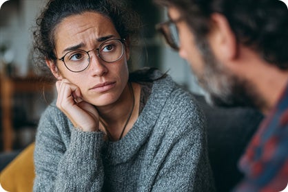 Besorgte Frau spricht mit Partner