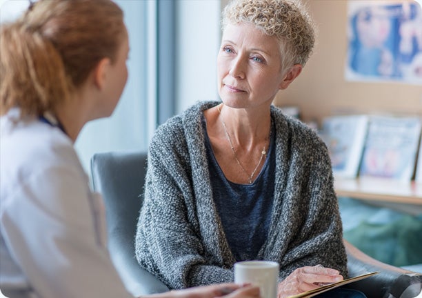 Patientin im Gespraech mit Aerztin