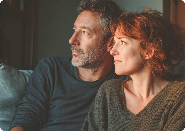 Mann und Frau sitzen zusammen