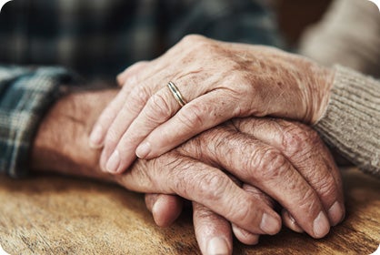Hand liegt schützend auf anderer Hand