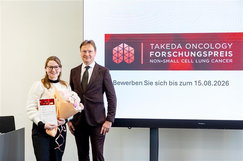 Das Bild zeigt Frau Menkhoff mit Dr. Joneleit, die den Forschungspreis in Vertretung für Dr. Stock angenommen hat.
