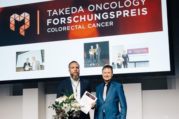 Das Bild zeigt Herrn Dr. Robert Hüneburg mit Dr. Joneleit, der den Forschungspreis CRC angenommen hat.