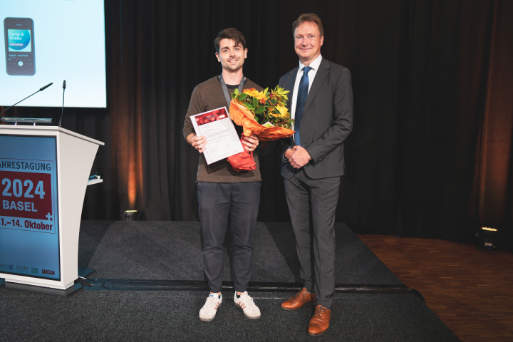 Überreichung Urkunde und Blumen (zwei Männer)