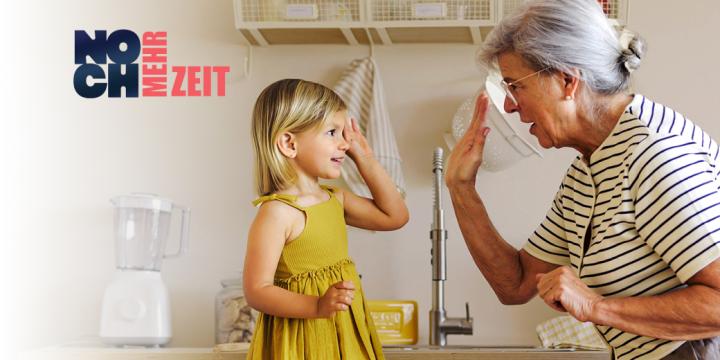 Enkelin und Großmutter schlagen ein