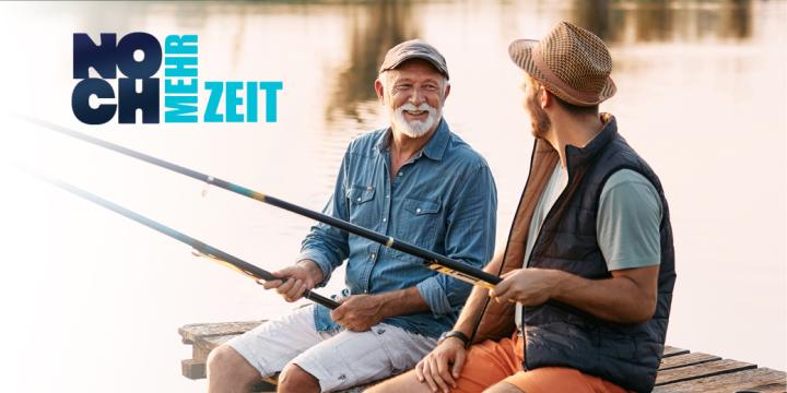 Zwei Maenner sitzen auf Steg und angeln