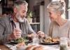 Mann und Frau essen am Tisch